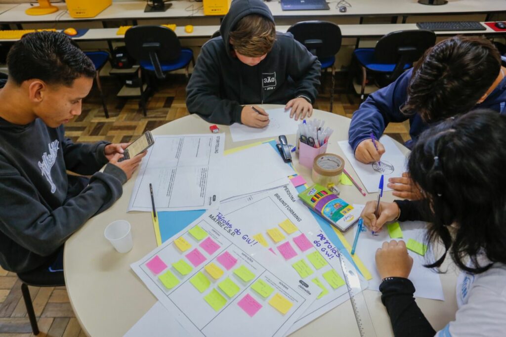 50 alunos da Rede Municipal de Joinville são premiados após jornada de programação nas escolas