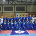 Equipe de karatê masculina de Joinville posa para foto com medalhas