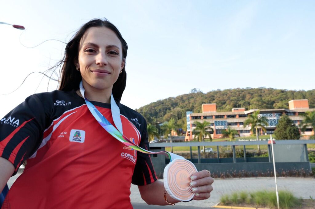 Medalhista mundial, Letícia Oro desfila em caminhão dos bombeiros ao chegar em Joinville