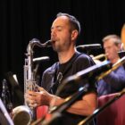 Saxofonista toca instrumento em apresentação