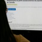 Mulher olha para tela de computador que mostra pesquisa