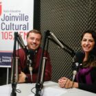 Jornalistas em estúdio de gravação de áudio