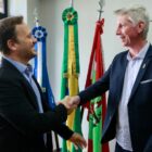 Prefeito Adriano Silva cumprimenta novo secretário