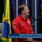 Prefeito Adriano Silva, com uniforme de bombeiro, discursa no Senado
