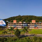 imagem da fachada da Prefeitura de Joinville, num dia de sol