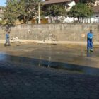 Homens trabalham em reparo na rua