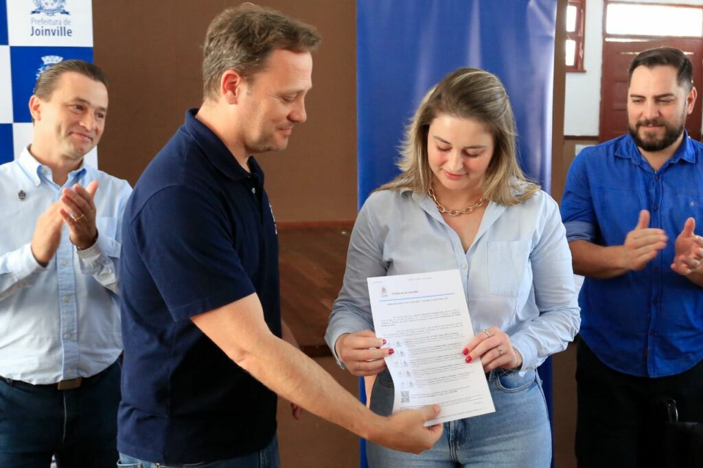 Prefeitura faz a entrega simbólica da Ordem de Serviço para pavimentação da Rua dos Suíços