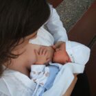 mãe amamentando um bebê