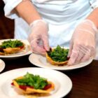 Profissional manipula alimentos com luvas