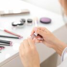 mulher utiliza produtos para maquiagem e manipula cosméticos