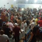 Imagem de uma festa dentro do salão da sociedade Kenia com pessoas dançando