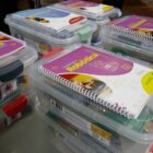 Foto de equipamentos de informática e livros entregues para as escolas