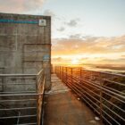 Imagem da torre de contemplação do mirante, com um pôr do sol