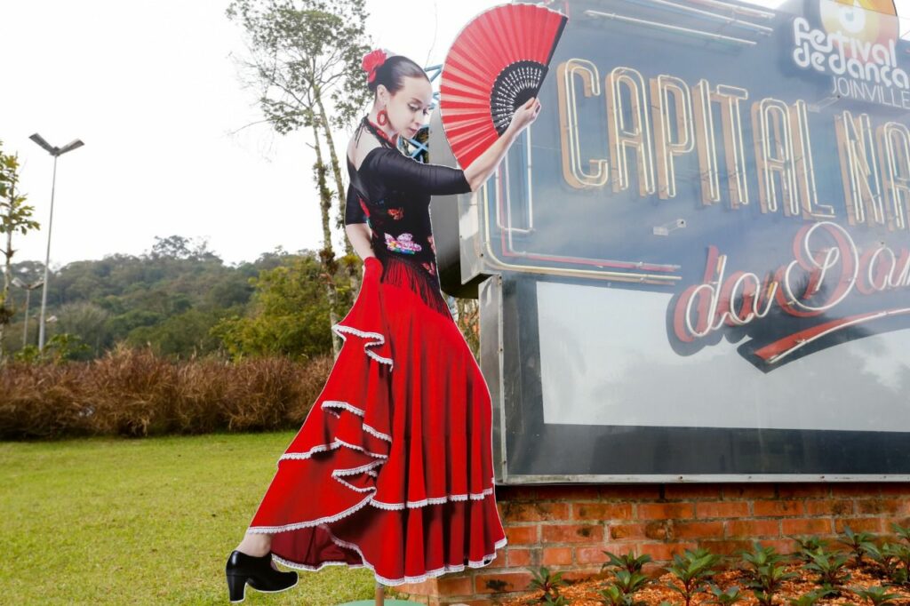 Totens com bailarinos são atrações em pontos turísticos de Joinville durante o Festival de Dança