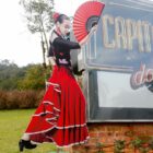 Totem de uma bailarina de dança flamenca na frente da Prefeitura