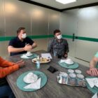 Prefeito, vice-prefeita, secretário de saúde e diretor de hospital em reunião