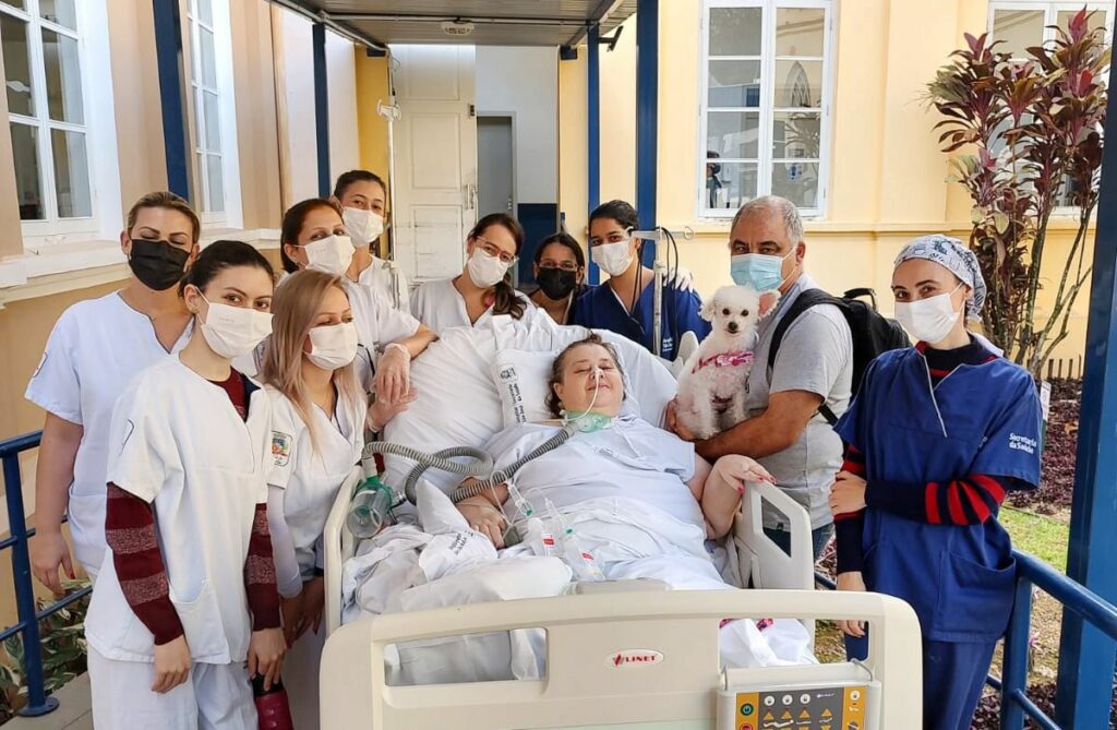 Paciente internada no Hospital São José recebe visita da cachorrinha de estimação