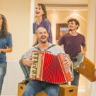 Grupo de pessoas toca instrumentos