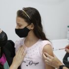 Menina recebe vacina