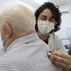 Médica atende paciente idoso