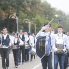 alunos de fanfarras desfilam