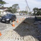 Calçada em obras e cones separando a obra da via