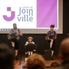 Músicos tocam bandoneon em palco