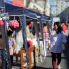Casal caminha entre barracas na feira