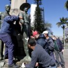 Homens removem Monumento ao Imigrante