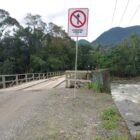 Placa na frente de ponte sinaliza que é proibido trafegar por ela veículos com mais de 5 toneladas