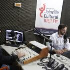 Locutor e operador trabalhando em estúdio de rádio