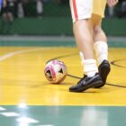 Jogador se prepara para chutar bola de futsal