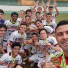 Equipe de futebol com medalhas