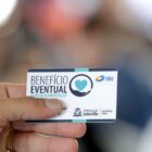 Mão segura o Cartão Benefício Eventual de Auxílio-Alimentação