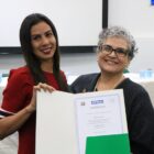 Aluna recebe diploma