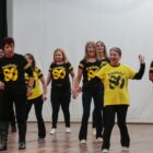 Mulheres dançam no palco