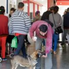 pessoas que foram atingidas pela chuva em abrigo da prefeitura