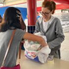 voluntários e servidores montaram os kits para doação