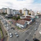 foto aérea mostra o trânsito e os prédios em Joinville