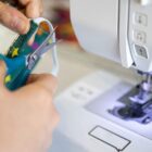 costureira trabalhando em máquina de costura