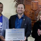 Prefeito e vice entregam placa comemorativa ao Kênia Clube