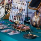 acessórios como brincos, colares e pulseiras sendo expostos em feira