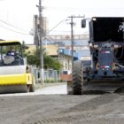 máquinas trabalhando em patrolamento de rua