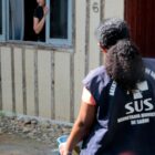 agente comunitária de saúde em atendimento