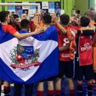 time de futsal comemorando o título com a bandeira de Joinville