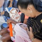 mães amamentam os filhos durante evento de abertura da Semana da Amamentação
