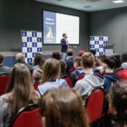 secretário da Educação explica sobre o Trilhas da Educação em um auditório
