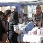 Feirante comercializa bolsas