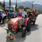 Desfile com agricultores com carros e carroças