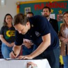 Prefeito Adriano assina ordem de serviço